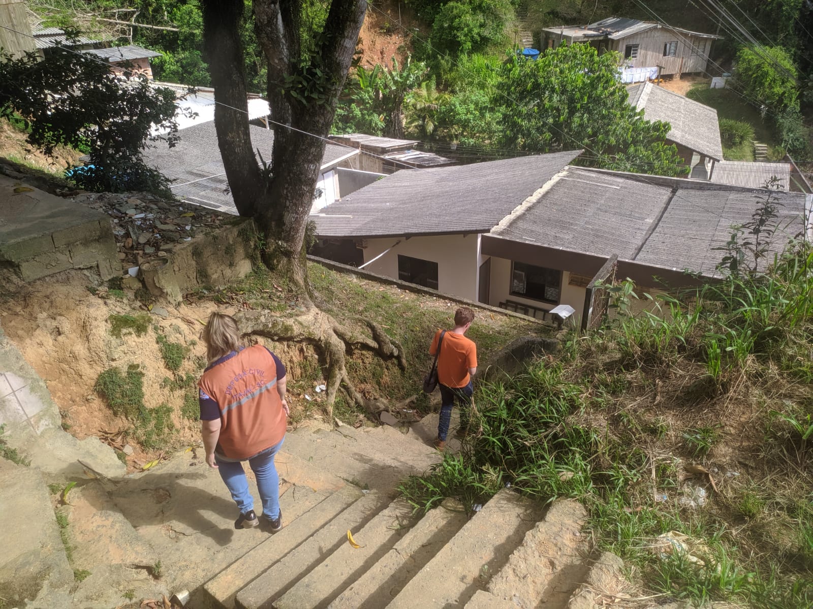 Defesa Civil de Itajaí realiza vistorias com geólogo em áreas de risco