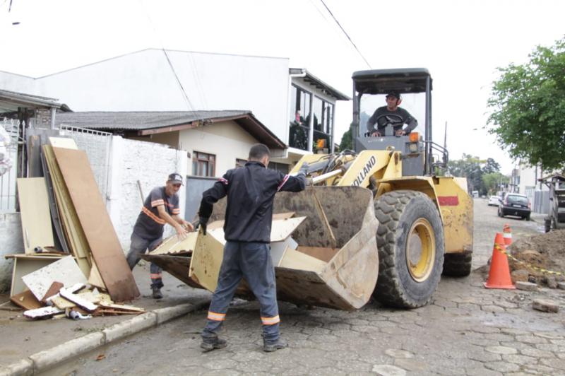 Começa mutirão de limpeza nos locais afetados pelas inundações em Itajaí 