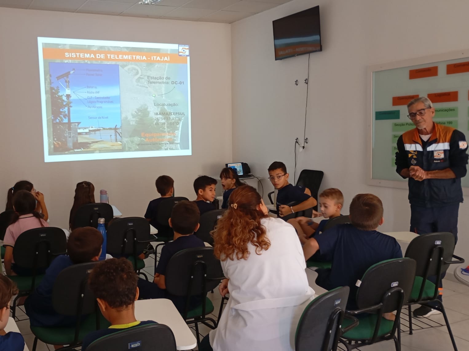 Defesa Civil de Itajaí recebe visita de pequenos estudantes Defesa Civil de Itajaí recebe visita de pequenos estudantes