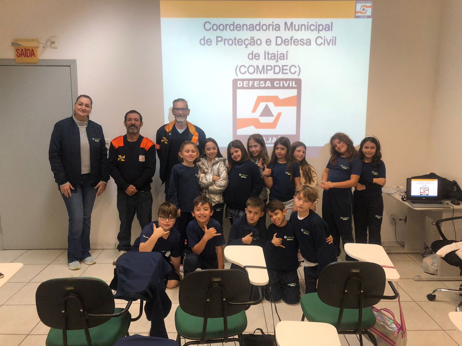 Crianças visitam sede da Defesa Civil de Itajaí para aprender sobre prevenção de desastres Crianças visitam sede da Defesa Civil de Itajaí para aprender sobre prevenção de desastres