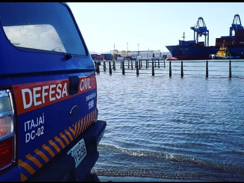 Massa de ar frio e mar agitado colocam Itajaí em alerta Massa de ar frio e mar agitado colocam Itajaí em alerta