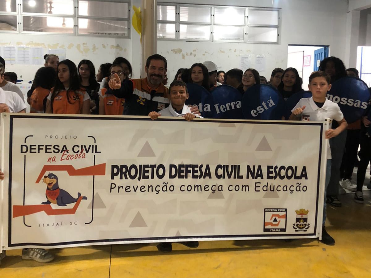DEFESA CIVIL DE ITAJAÍ PARTICIPA DE DESFILE CÍVICO NA ESCOLA BÁSICA ELÍAS ADAIME