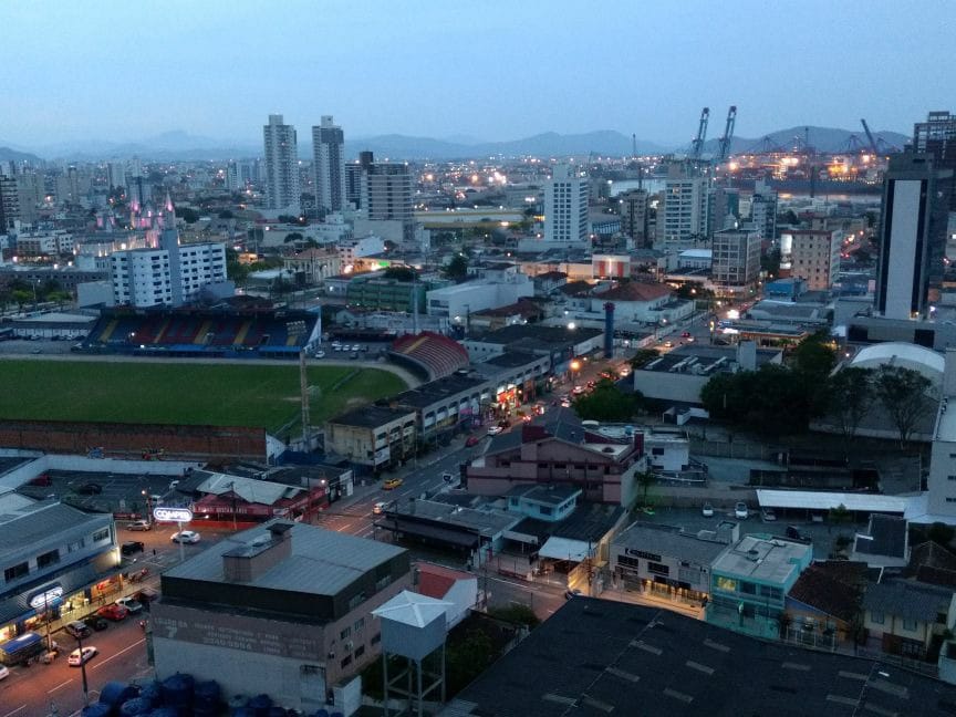 O fim de semana começou com chuva, mas termina com sol e calor