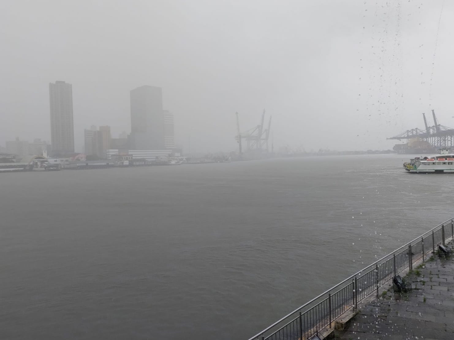 A semana começou com chuva persistente e volumosa no Litoral Norte e no Baixo Vale do Itajaí