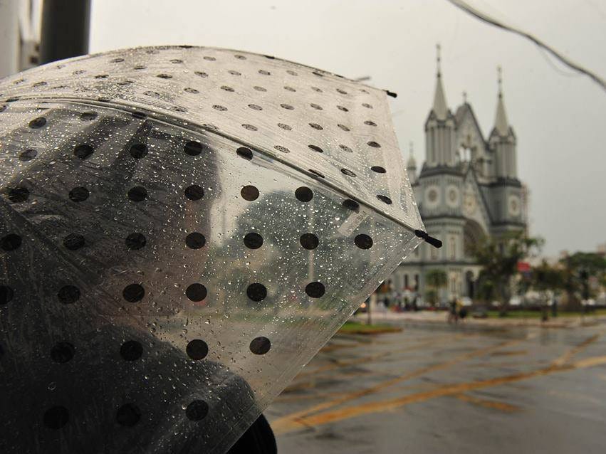 Semana começa com chuva, previsão é de sol e calor a partir de quarta-feira (03)