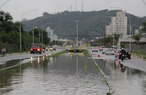 Defesa Civil de Itajaí amplia alerta para inundações graduais na madrugada de sexta para sábado (18)