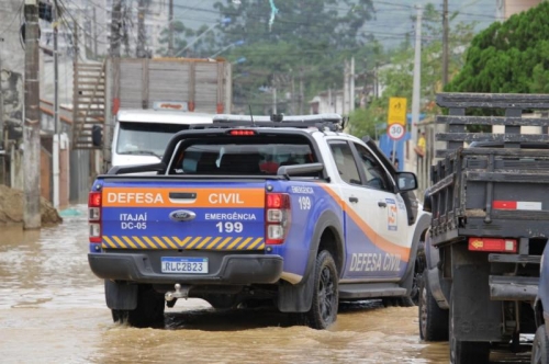 A Defesa Civil de Itajaí mantém situação de alerta para inundações graduais na madrugada de sábado para domingo (19).