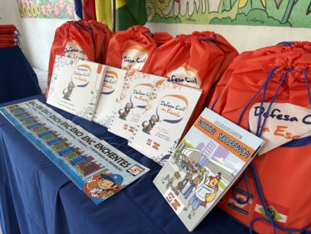 DEFESA CIVIL NA ESCOLA ENTREGA KITS NAS UNIDADES ESCOLARES DE ITAJAÍ