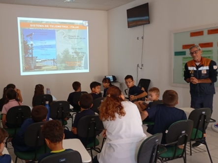 Defesa Civil de Itajaí recebe visita de pequenos estudantes