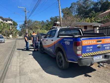 Chuvas preocupam moradores e autoridades vistoriam encosta no bairro Limoeiro