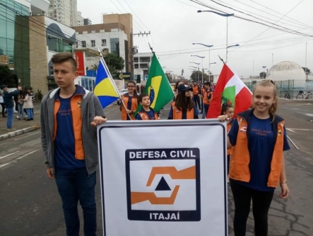 Defesa Civil de Itajaí participa do desfile cívico da Escola Básica Elías Adan