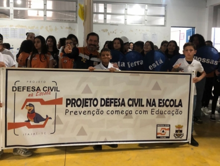 DEFESA CIVIL DE ITAJAÍ PARTICIPA DE DESFILE CÍVICO NA ESCOLA BÁSICA ELÍAS ADAIME