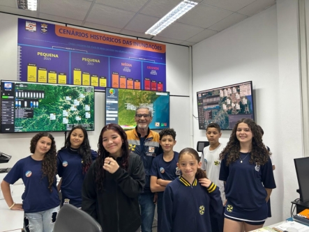 Estudantes conhecem funcionamento da Defesa Civil em visita educativa