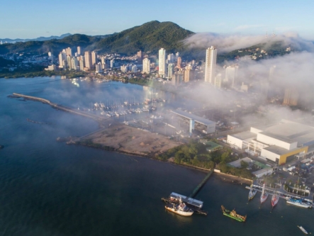 Fim de semana com clima abafado e chance de temporais isolados em Itajaí